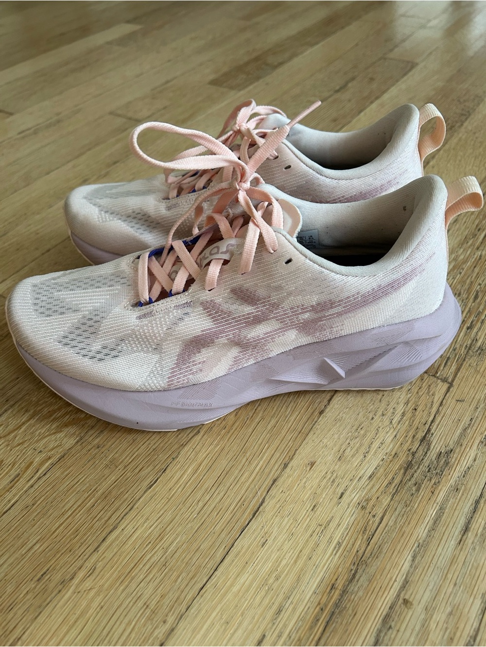 Women’s 8.5 ASICS Novablast 5